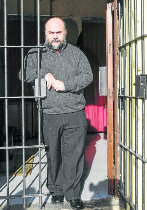 José María Díaz acude dos veces a la semana a El Dueso junto a diez voluntarios. 