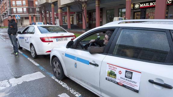 Taxis y aparcamientos congelarán sus tarifas