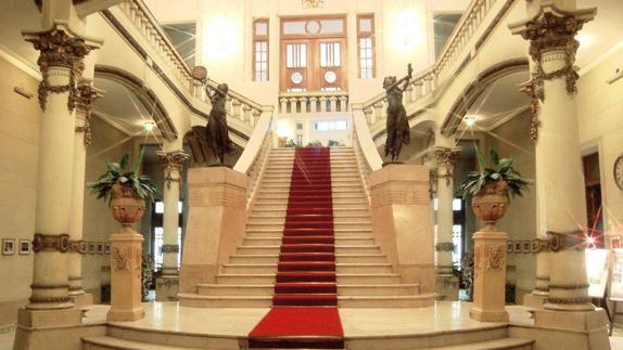 La gran escalinata del Club Español da acceso a los locales que ocupan las sociedades regionales. 