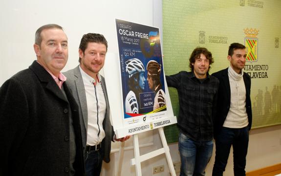 El ciclista cántabro durante la presentación de la prueba, junto a Enrique Aja, Jesús Sánchez e Iván Aguirre.