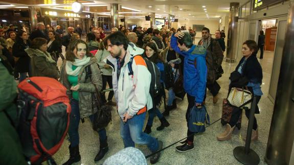 Los viajeros procedentes de Berlín son recibidos por sus amigos y familiares en el aeropuerto Seve Ballesteros Santander.