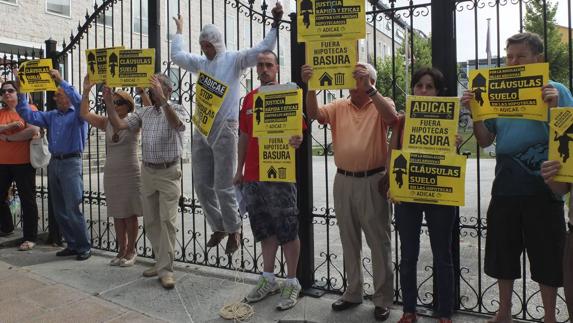 Protesta ante los juzgados de Santander en 2013 de miembros de la Asociación de usuarios de Bancos, Cajas y Seguros (Adicae). 