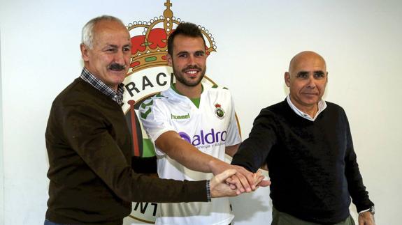 Tuto Sañudo y Manolo Higuera acompañan al nuevo fichaje del Racing, Santi Jara.