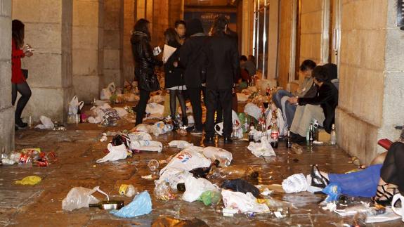 Botellón en el exterior de la iglesias de Santa Lucía, en pleno centro de Santander.