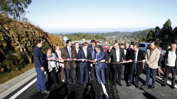 Revilla y Mazón durante el corte de cinta inaugural del nuevo trazado.