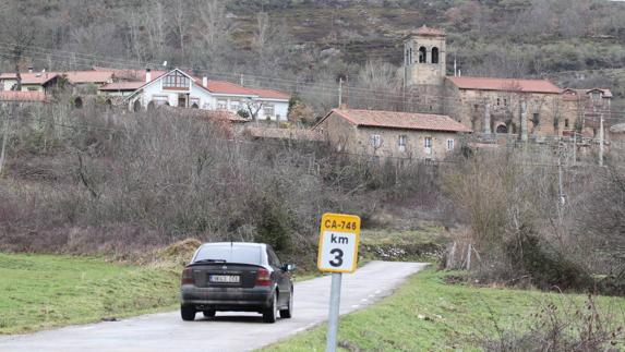 Carretera de acceso a la localidad valluca de Bustillo del Monte (Valderredible).