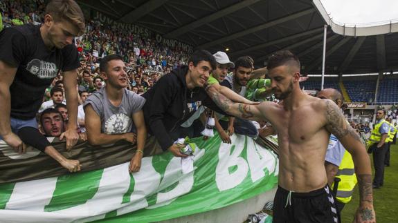 Borja Granero es consolado en La Gradona después de que el Racing cayese eliminado del play off.