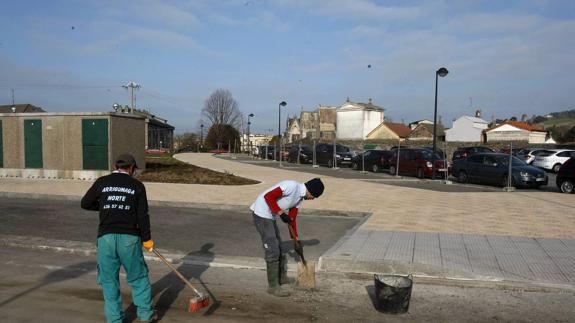 Dos operarios trabajan en la urbanización de la zona, próxima al cementerio de La Llama.
