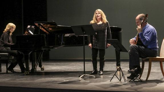 Rosa Goitia, Montserrat Obeso y José Manuel Fernández, el miércoles durante el ensayo general del concierto.