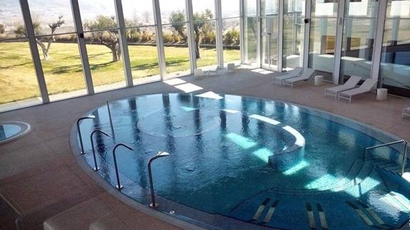 Piscina central y jardines del balneario de Grávalos, en La Rioja.