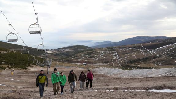 Un grupo de turistas paseaba ayer por la estación. Cerrada para el esquí y ‘pelada’ de nieve.