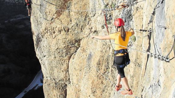 Construcción de la vía ferrata en Villaescusa del Ebro