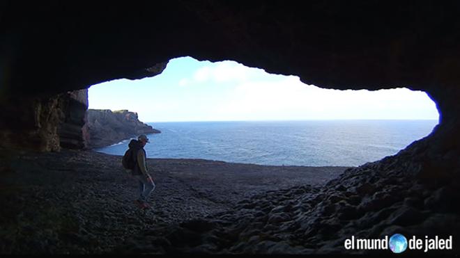 En este espacio marítimo terrestre sobresale un puente natural conocido como La Ojerada.