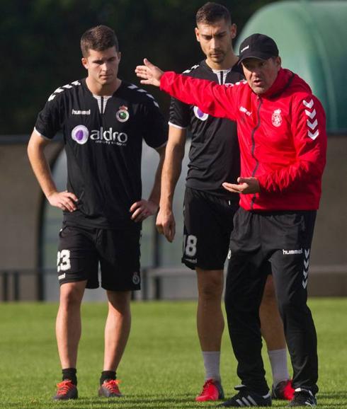 Ángel Viadero da instrucciones a sus jugadores, con Samuel Llorca detrás.