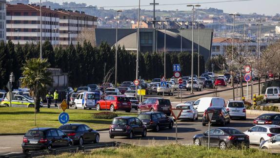 La rotona de El Corte Inglés se volvió a saturar este sábado