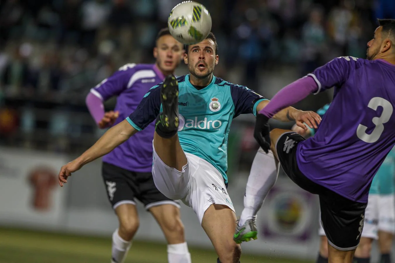 El debutante Santi Jara trata de controlar el balón durante el partido de ayer en Palencia 