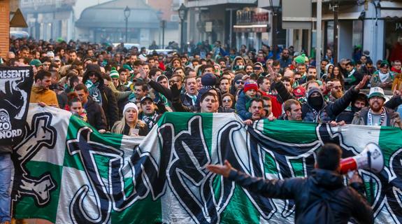 Momento del 'corteo' desde la Plaza Mayor al estadio