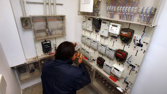 Cuadro de contadores inteligentes instalado en un edificio de viviendas. 