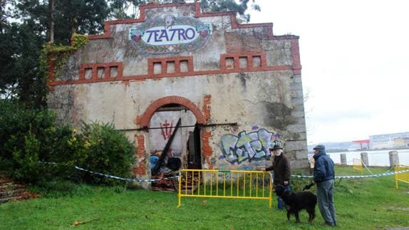 El teatro ha sido acordonado, pero antes no estaba vallado. Solo hay un cartel que avisa del peligro. 