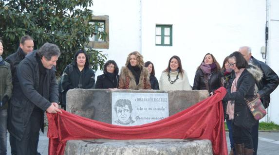 José Ramón Rioz descubrió una placa que recuerda su labor como profesor en Liendo.