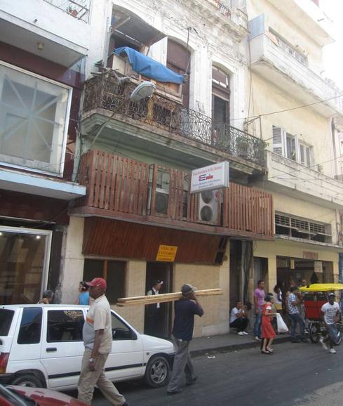 Sede actual del Centro Montañés en la calle Neptuno de la capital cubana.