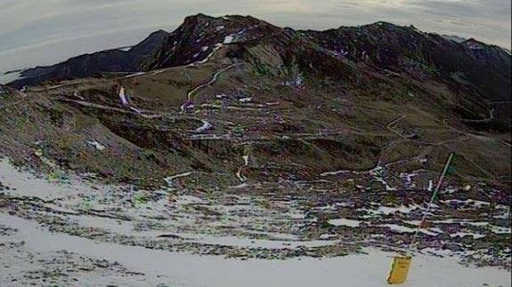 Así esta este jueves por la mañana el pico Tres Mares, en una imagen captada por la webcam a las 10.00.