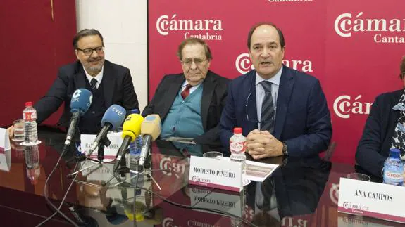 Pablo Coto, Ramón Tamames, Modesto Piñeiro y Ana Campos, ayer, en la Cámara de Comercio.