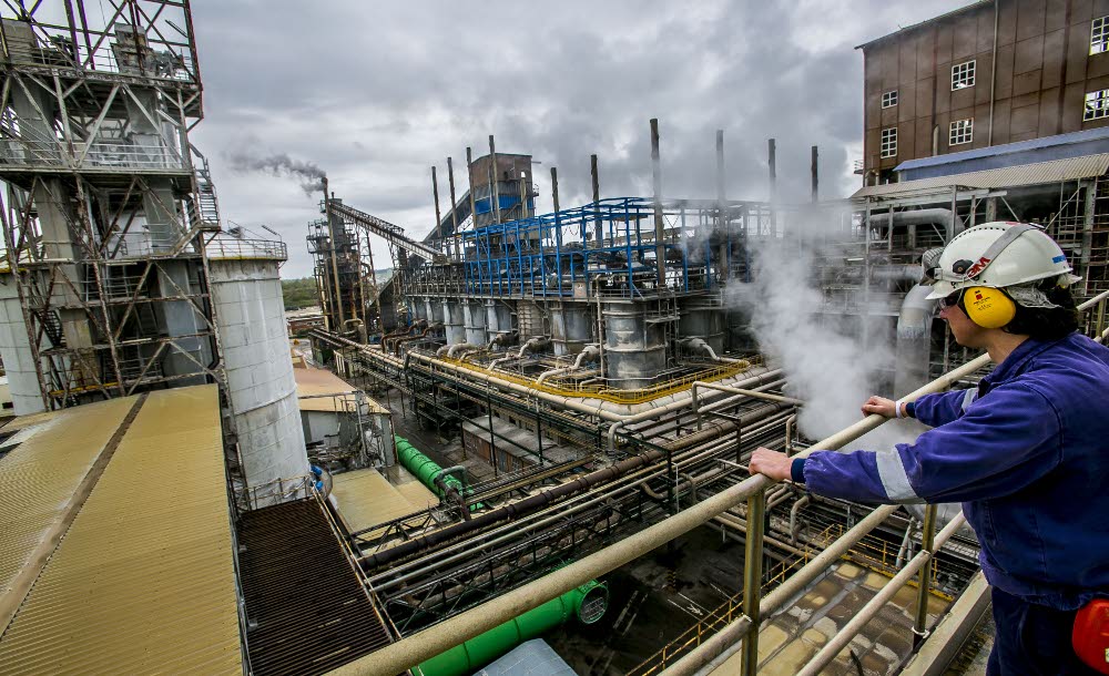 Interior de las instalaciones de Solvay, en Torrelavega.