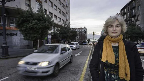 Ana Gómez, ayer, delante de los árboles que serán trasladados para hacer el carril bici en Casimiro Sainz.