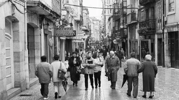 La calle Consolación, uno de los ejes peatonales de la ciudad, en una imagen de 1996