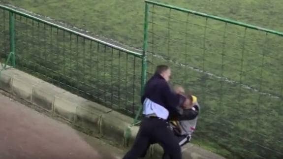 Brutal pelea entre dos padres en un partido de fútbol