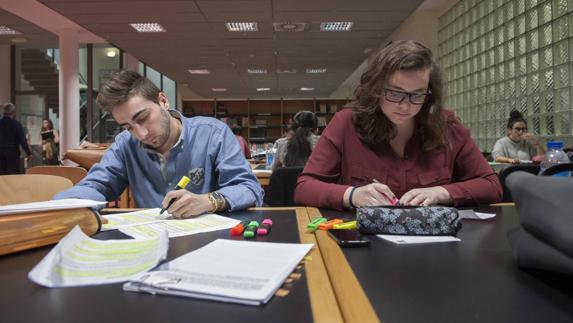 Los alumnos estudian en varias facultades del campus cántabro.