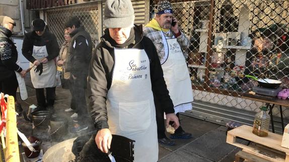 Los vecinos de Reinosa prepararon las tradicionales ollas.