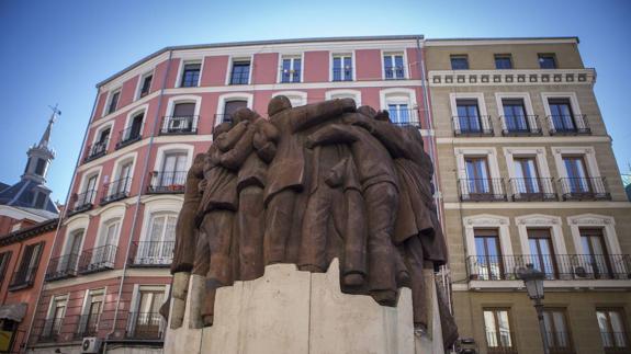 Monumento conmemorativo de Juan Genovés y edificio en la calle Atocha 55