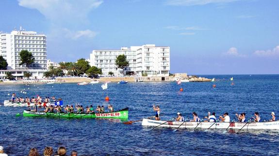 Regata de traineras en la bahía ibicenca de San Antonio. Nunca se había visto nada igual.