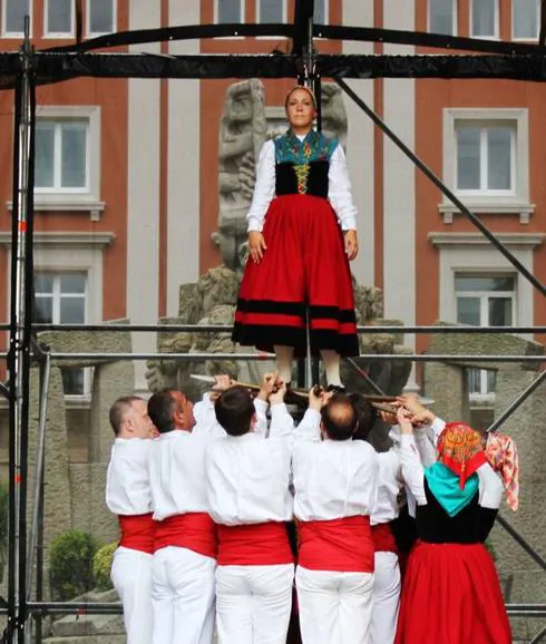 Danzantes cántabros durante la interpretación de la Baila de Ibio en La Coruña.