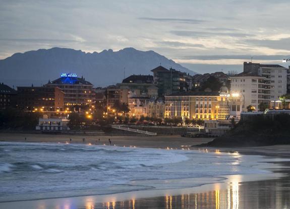 Imagen de la playa de El Sardinero al anochecer.