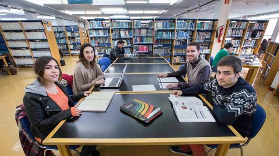 Las enfermeras Silvia Martínez (izda.) y Jimena Martín, junto a los médicos Ignacio Sáez (derecha) y Daniel Ortega, en la biblioteca. 
