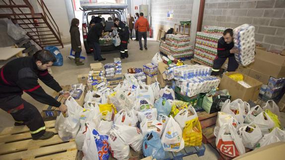 Un grupo de bomberos y voluntarios trabajan en el almacén de la plataforma dentro de una campaña de recolecta de alimentos. 