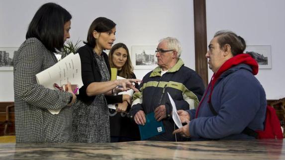 Sorteo de las dos viviendas en alquiler, celebrado ayer en Santander.