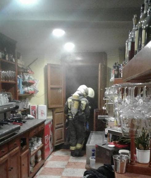 Los bomberos, en el interior del establecimiento.