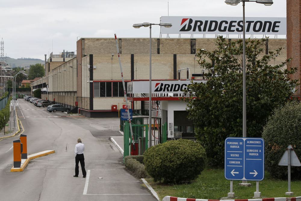 Entrada de la empresa Bridgestone situada en Puente San Miguel.