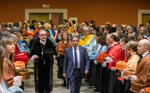 Ángel Pazos y Miguel Ángel Revilla acceden al salón de actos del Paraninfo de la Universidad de Cantabria al inicio del acto académico de Santo Tomás de Aquino.