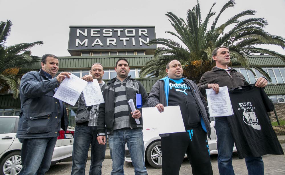 Los trabajadores recibieron la carta de despido y abandonaron la empresa tras recoger sus objetos personales.