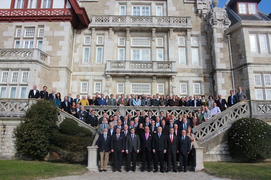 Foto de familia de los presidentes y secretarios de los Colegios de Médicos de España, que celebraron ayer una asamblea en el Palacio de La Magdalena.