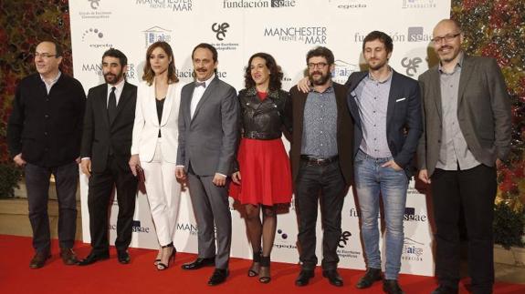Ruth Díaz (de blanco) con el resto del equipo de la película 'Tarde para la ira', entre ellos su director Raúl Arévalo, el guionista David Pulido y los actores Luis Callejo y Manolo Solo, a su llegada a la gala de entrega de medallas del Círculo de Escritores Cinematográficos.