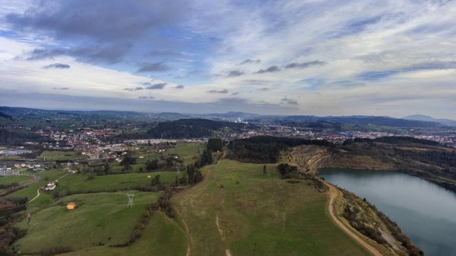 Los extensos terrenos colindantes con la vieja mina de Reocín, hoy convertida en lago, tienen una gran riqueza de mineral de zinc, que diversos grupos empresariales se proponen explotar.