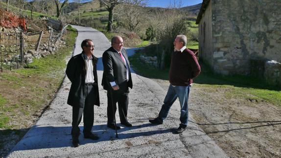 El consejero Jesús Oria, junto a Agustín Pernía (derecha) y Miguel Ángel Cuevas (izquierda).