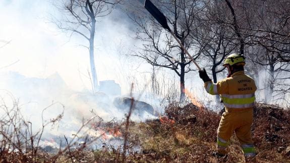 Los valles de Pisueña y Miera concentran los incendios que permanecen activos
