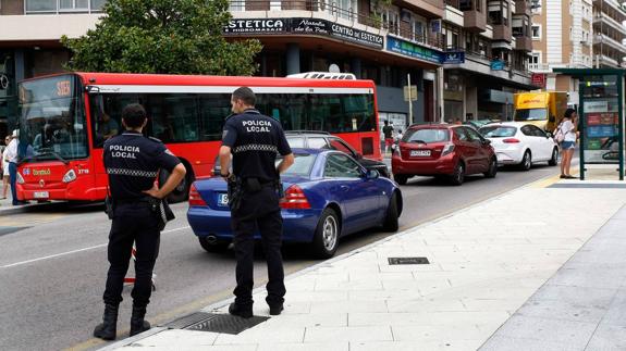 Dos agentes de la Policía Local patrullan por el centro de la ciudad.